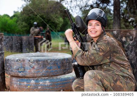 Team of friends paintball players playing together in battle 108389405