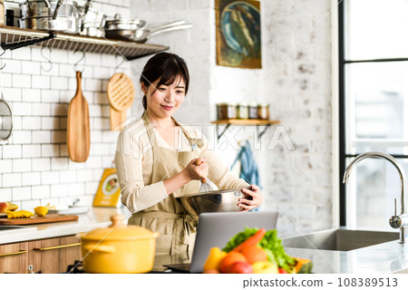 女人做飯 108389513