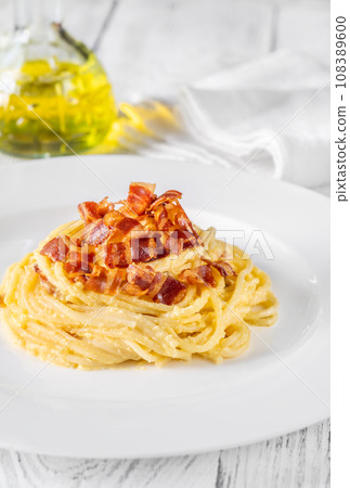 Portion of carbonara pasta 108389600
