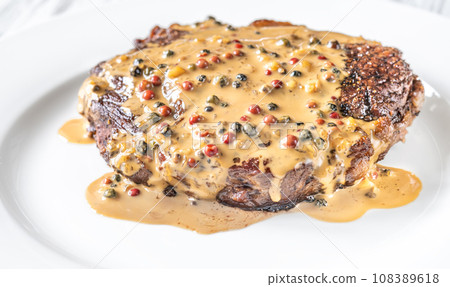 Steak au poivre 108389618