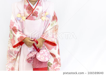 穿著七、五三和服的女孩(3歲,日本,不露面) 穿著七、五三和服的女孩(3歲,日本,不露面) 108389640