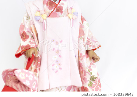 穿著七、五三和服的女孩(3歲,日本,不露面) 穿著七、五三和服的女孩(3歲,日本,不露面) 108389642