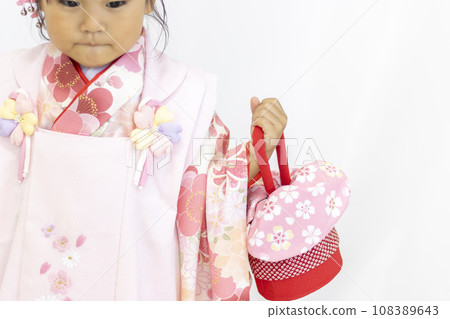 穿著七、五三和服的女孩(3歲,日本,不露面) 穿著七、五三和服的女孩(3歲,日本,不露面) 108389643