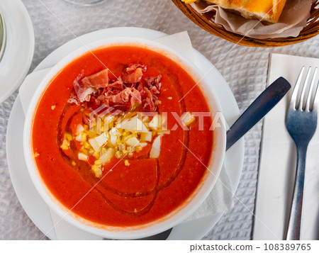 Cordoban salmorejo with ham and egg shavings 108389765