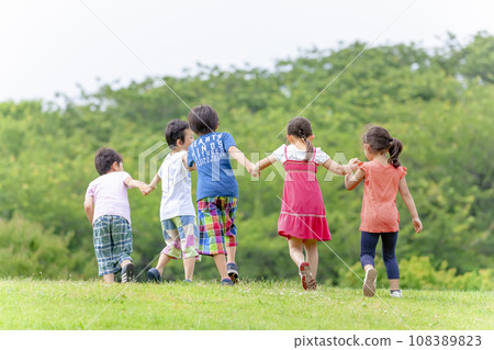 小學生在公園草地上玩耍的後視圖 108389823
