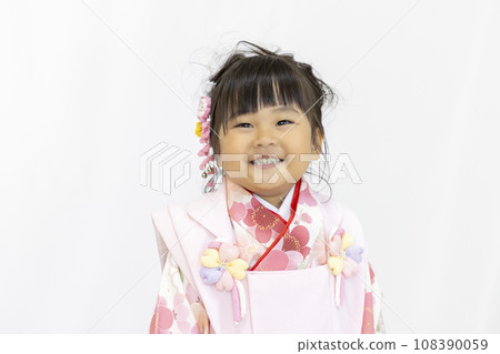 穿著七五三和服的微笑女孩（3 歲，日本） 108390059
