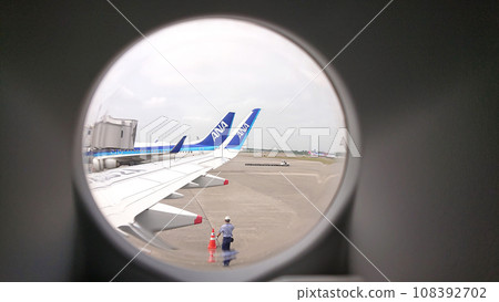 從飛機門窗看機場 108392702