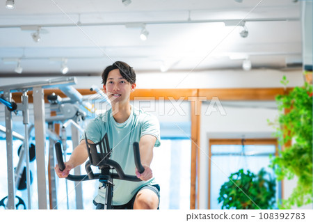 Men who play sports 108392783