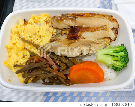 全日空航空國際航班經濟艙機上餐（照燒雞飯） 108392819