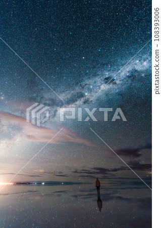 Beautiful starry sky at the world's most spectacular Salar de Uyuni, Bolivia 108393006