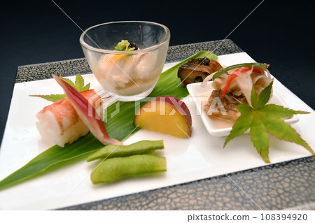Hassun, a dish made with seasonal ingredients served at a Japanese restaurant 108394920