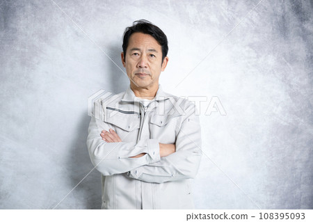 穿著工作服的中年男子,上半身特寫,雙臂交叉,看著相機 穿著工作服的中年男子,上半身特寫,雙臂交叉,看著相機 108395093
