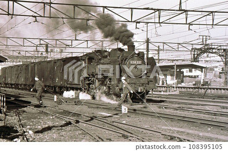 1968年蒸汽機車C58牽引貨運列車八公線八王子站東京 1968年蒸汽機車C58牽引貨運列車八公線八王子站東京 108395105
