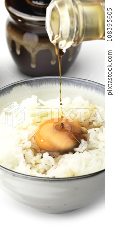 Sprinkle soy sauce on egg-cooked rice on white background 108395605