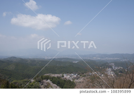 吉野山的春天的天空（奈良縣吉野町） 108395899