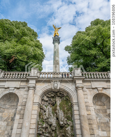 golden peace angel Friedensengel in Muenchen City Statue Munich fountain 108396806
