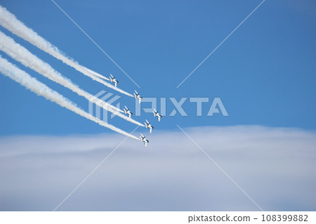 雲層上方可見藍色脈衝 雲層上方可見藍色脈衝 108399882