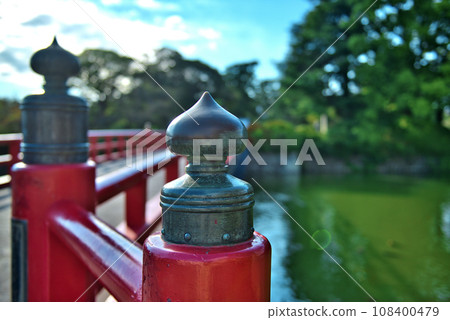小田原城橋的紅色美景 108400479