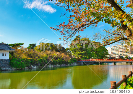小田原城橋的紅色美景 108400480