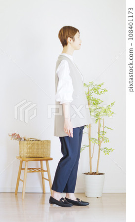 Fashion coordination of women's spring clothes Full body sideways (vertical orientation) 108401173