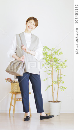 女春裝時尚協調全身(豎) 女春裝時尚協調全身(豎) 108401182