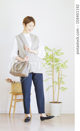 Women's spring clothes fashion coordination whole body (vertical) Women's spring clothes fashion coordination whole body (vertical) 108401192