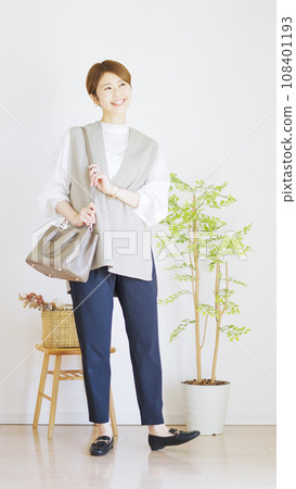 Women's spring clothes fashion coordination whole body (vertical) Women's spring clothes fashion coordination whole body (vertical) 108401193