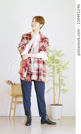 秋冬女裝時尚搭配全身(肖像) 秋冬女裝時尚搭配全身(肖像) 108401240