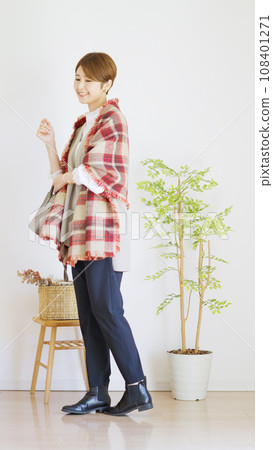 Fashion coordination of women's fall and winter clothes, whole body (portrait) Fashion coordination of women's fall and winter clothes, whole body (portrait) 108401271