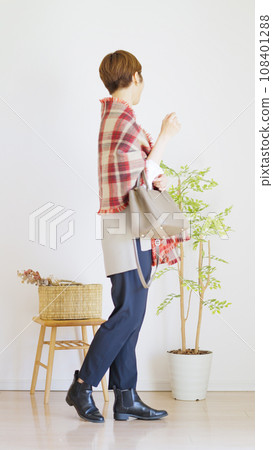 Fashion coordination of women's fall and winter clothes, whole body (portrait) Fashion coordination of women's fall and winter clothes, whole body (portrait) 108401288