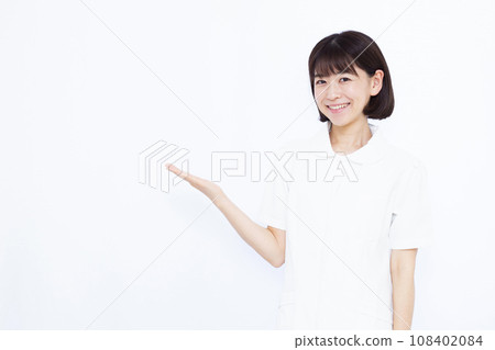 一位30多歲的護理師在介紹 108402084