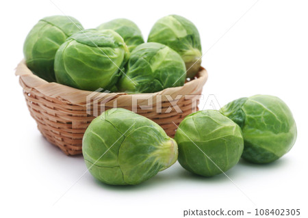 Rosenkohl or Brussels sprouts 108402305