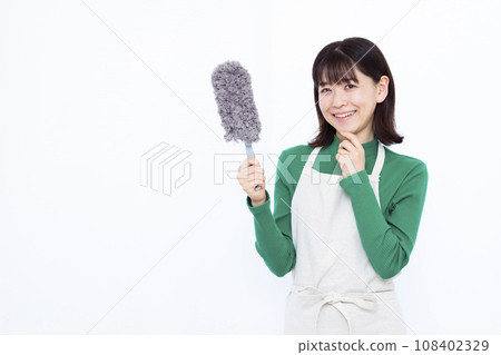 30多歲的家庭主婦用拖把清潔 108402329