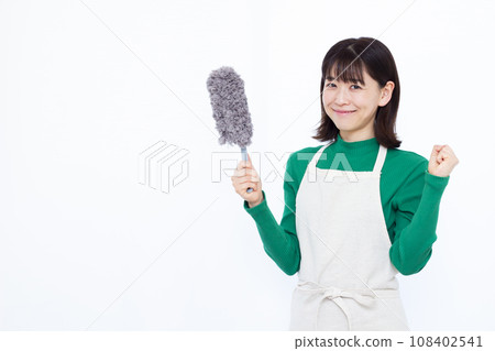A housewife in her 30s cleaning with a handy mop 108402541