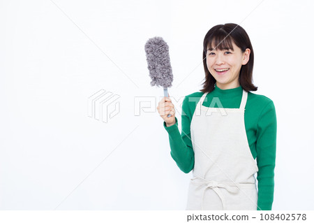 A housewife in her 30s cleaning with a handy mop 108402578