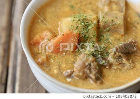 Soy milk tomato soup with plenty of beef tendons 108402872