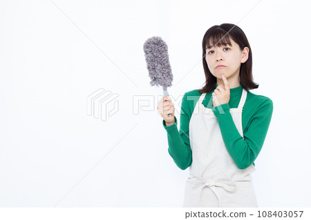 A housewife in her 30s cleaning with a handy mop A housewife in her 30s cleaning with a handy mop 108403057