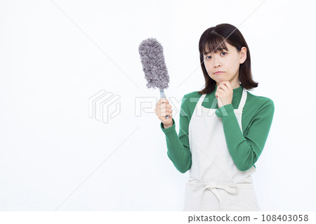 A housewife in her 30s cleaning with a handy mop A housewife in her 30s cleaning with a handy mop 108403058