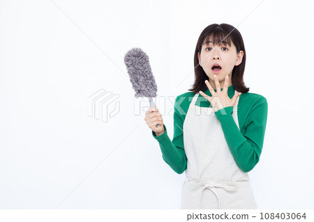 A housewife in her 30s cleaning with a handy mop A housewife in her 30s cleaning with a handy mop 108403064