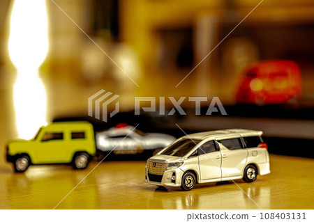 Tomica No.12 Toyota Alphard 108403131