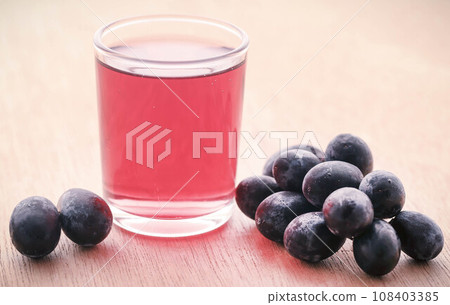Fresh grapes with juice 108403385