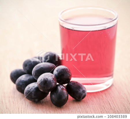 Fresh grapes with juice Fresh grapes with juice 108403389
