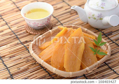 Taste of autumn and winter: handmade dried sweet potatoes and green tea Taste of autumn and winter: handmade dried sweet potatoes and green tea 108403427