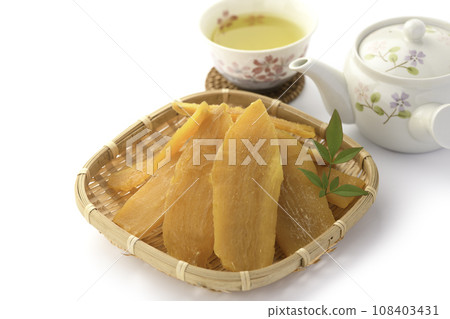 Taste of autumn and winter: handmade dried sweet potatoes and green tea 108403431