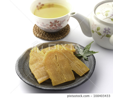 Taste of autumn and winter: handmade dried sweet potatoes and green tea 108403433