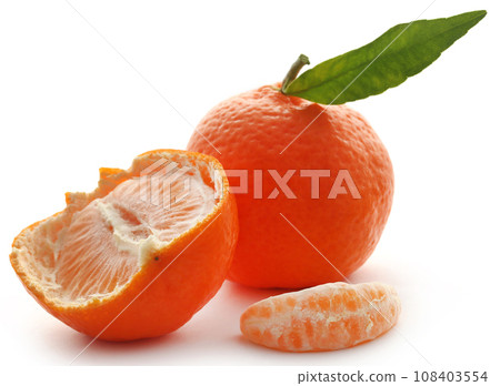 Fresh orange with green leaf 108403554