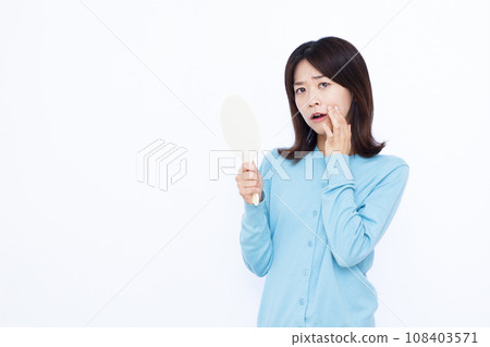 在意笑紋的30多歲女性 108403571