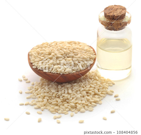 Peeled sesame seeds with oil 108404856