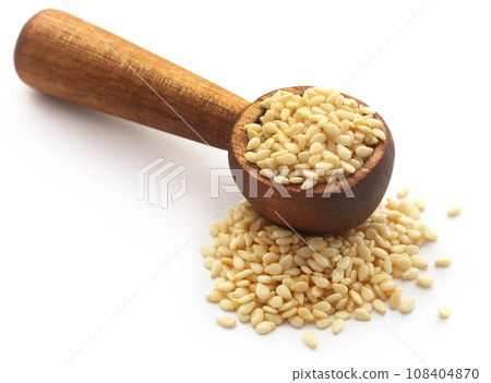 Peeled sesame seeds 108404870