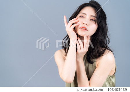 灰色背景下做皮膚護理的中年婦女 108405489